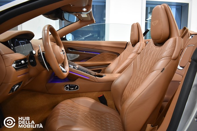 ASTON MARTIN DB12 V8 Volante